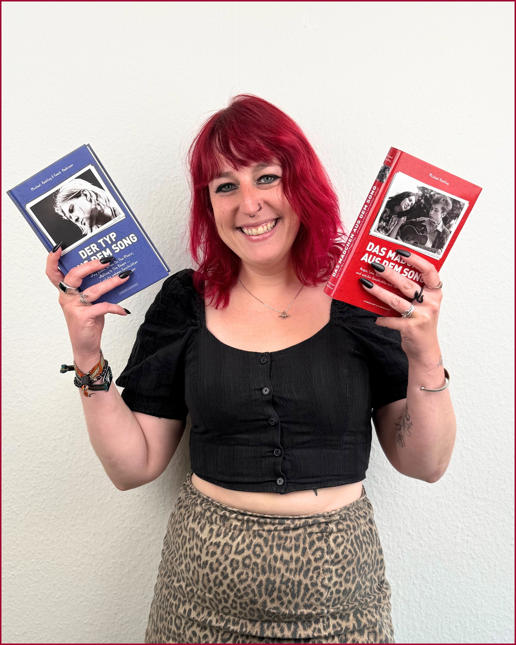 Michelle Szellas’ Lesetipp: „Das Mädchen aus dem Song“ von Michael Heatley und „Der Typ aus dem Song“ von Michael Heatley und Frank Hopkinson. Foto aufgenommen am 07.08.2025.